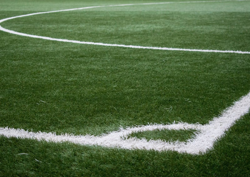 Linee bianche di un campo da calcio in erba