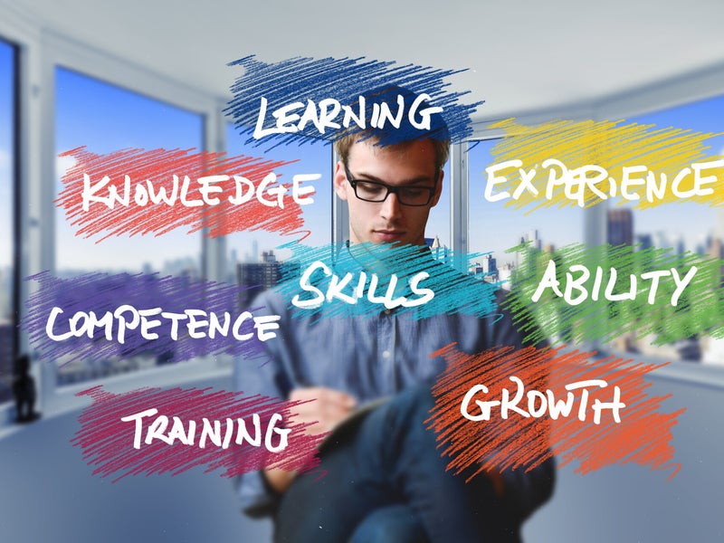 Un ragazzo che prende appunti circondato dalle parole learning, skills, experience e growth