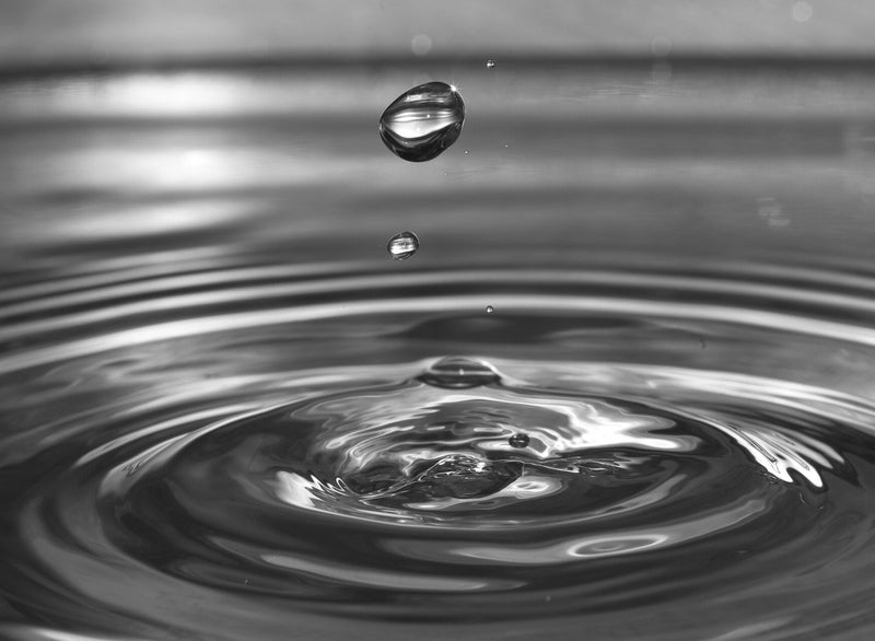 Una goccia che cade sull’acqua formando dei cerchi concentrici